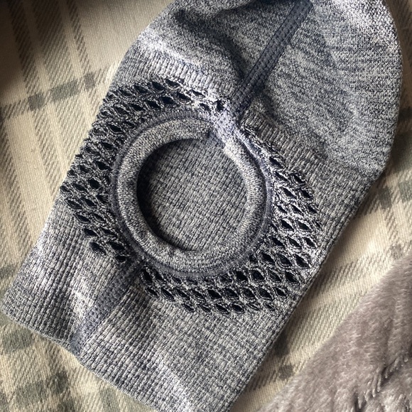 Super cute long sleeve workout top, slightly cropped, perfect condition - Picture 4 of 4